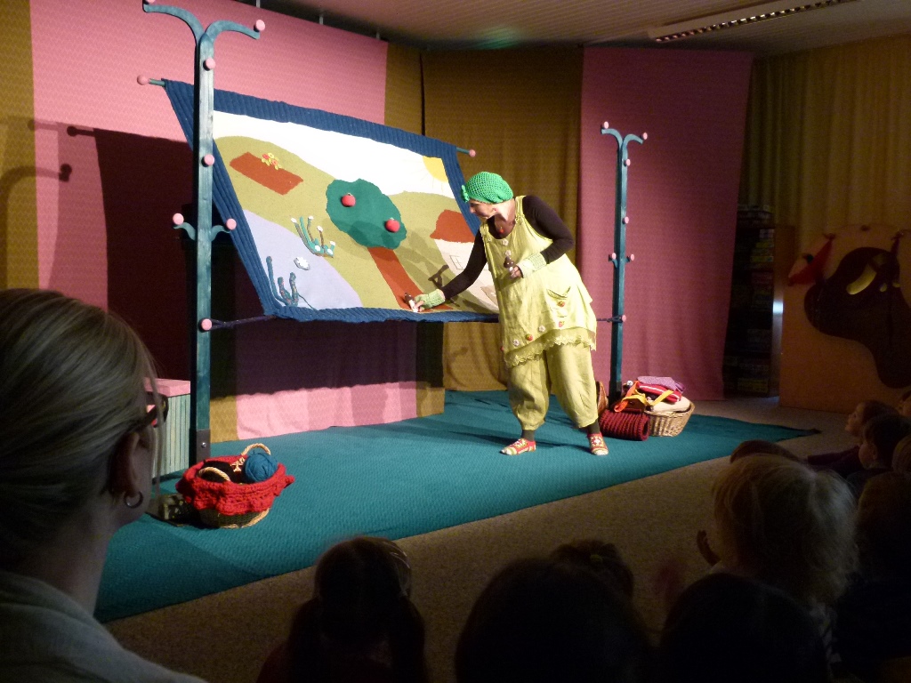                                                     Theater PassParTu begeistert Kindergartenkinder                                    