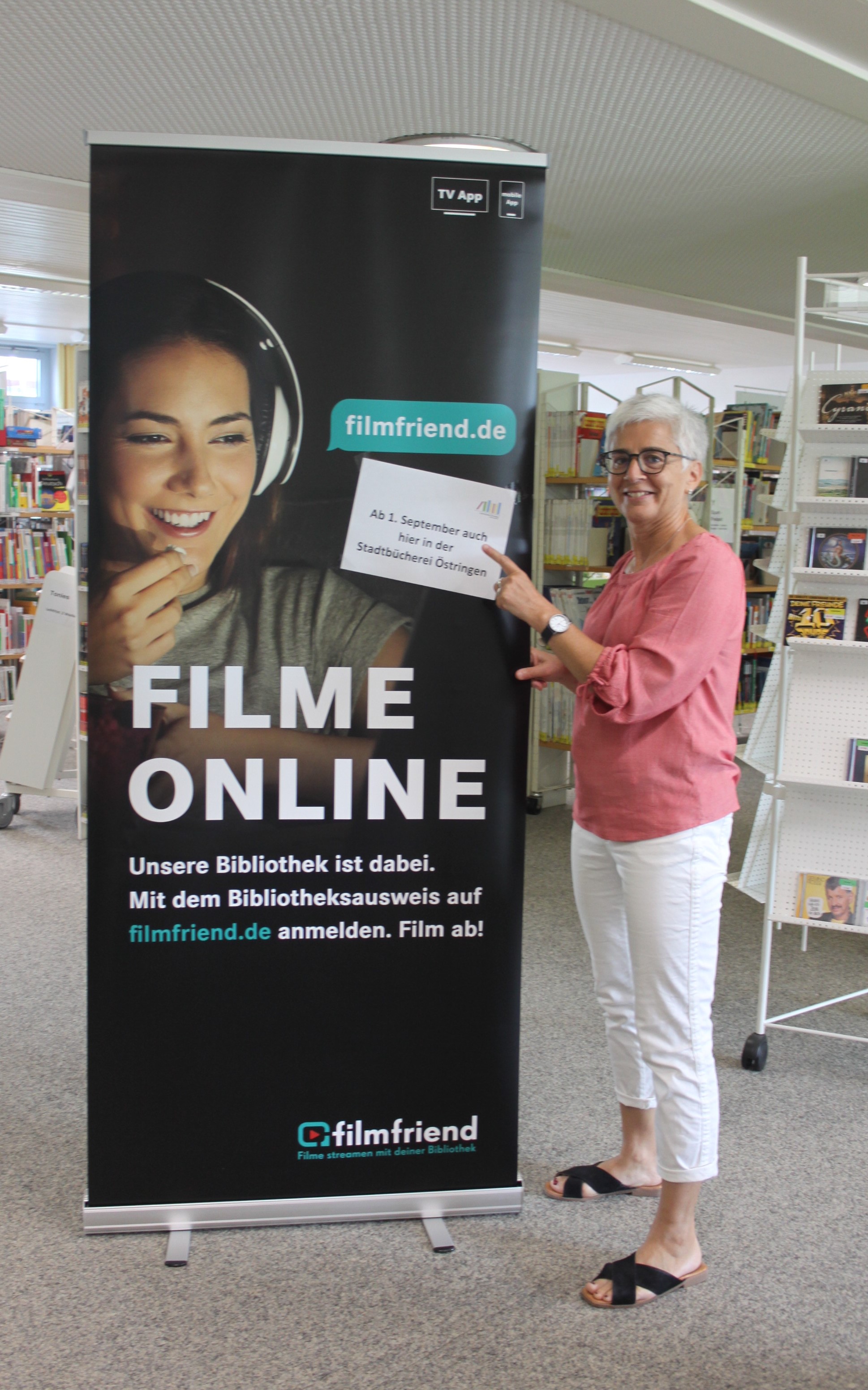  Mit einem Rollup macht die Stadtbücherei auf ihr neues digitales Angebot "filmfriend" aufmerksam. 