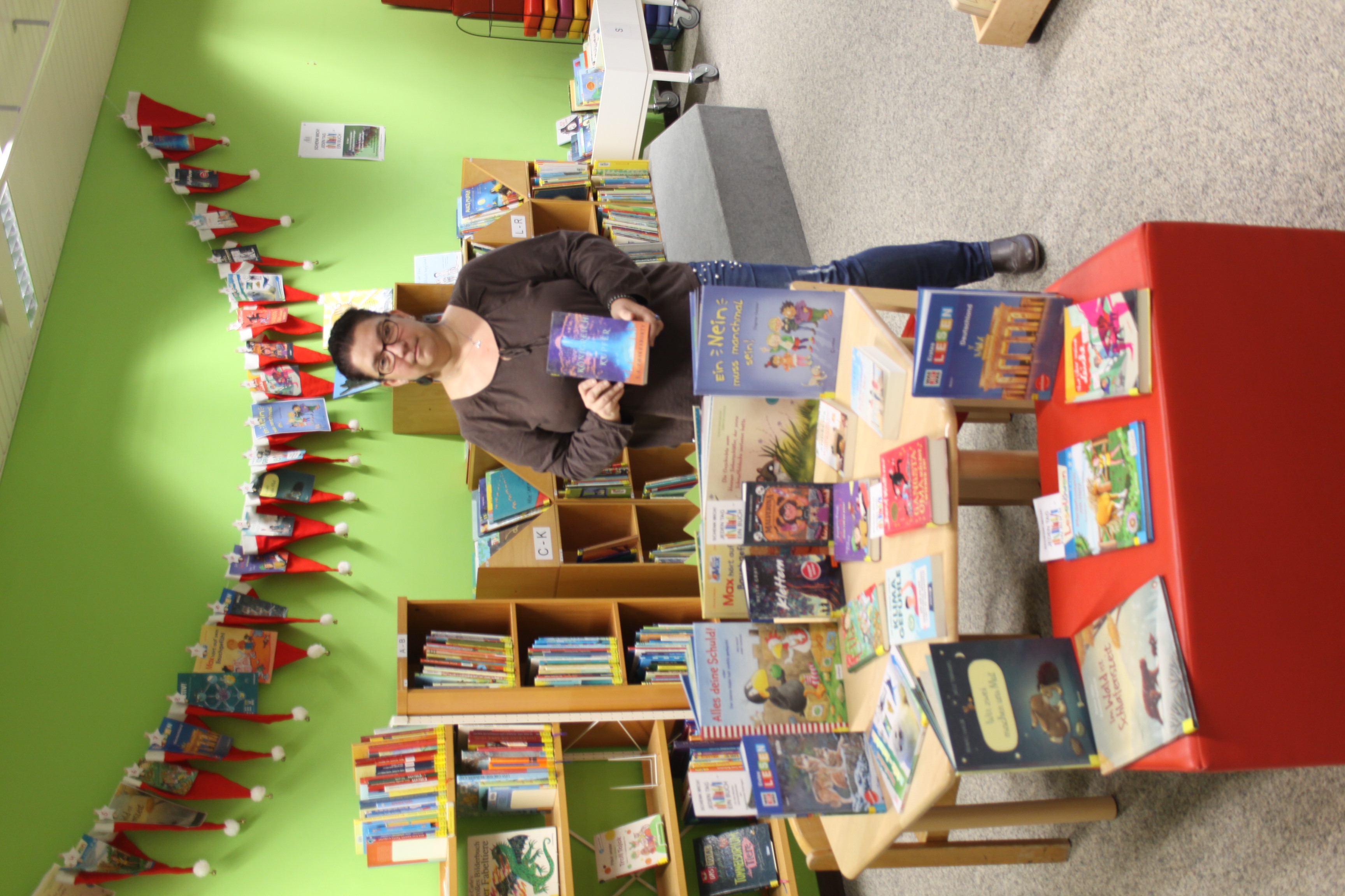  Büchereimitarbeiterin Michaela Welz mit den gespendeten Büchern der Bücherei-Adventskalenders 