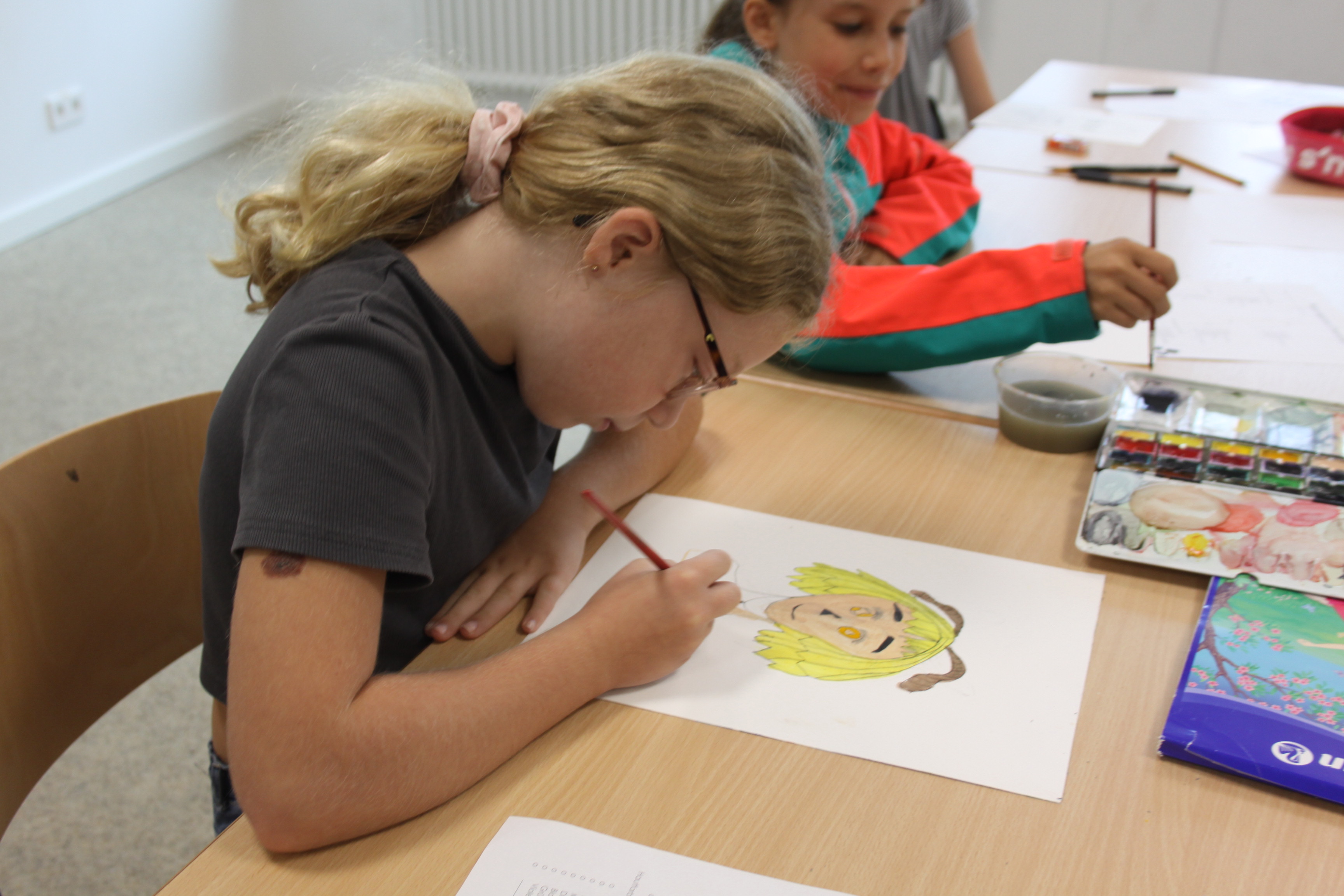  Mädchen zeichnet eine Manga-Figur 
