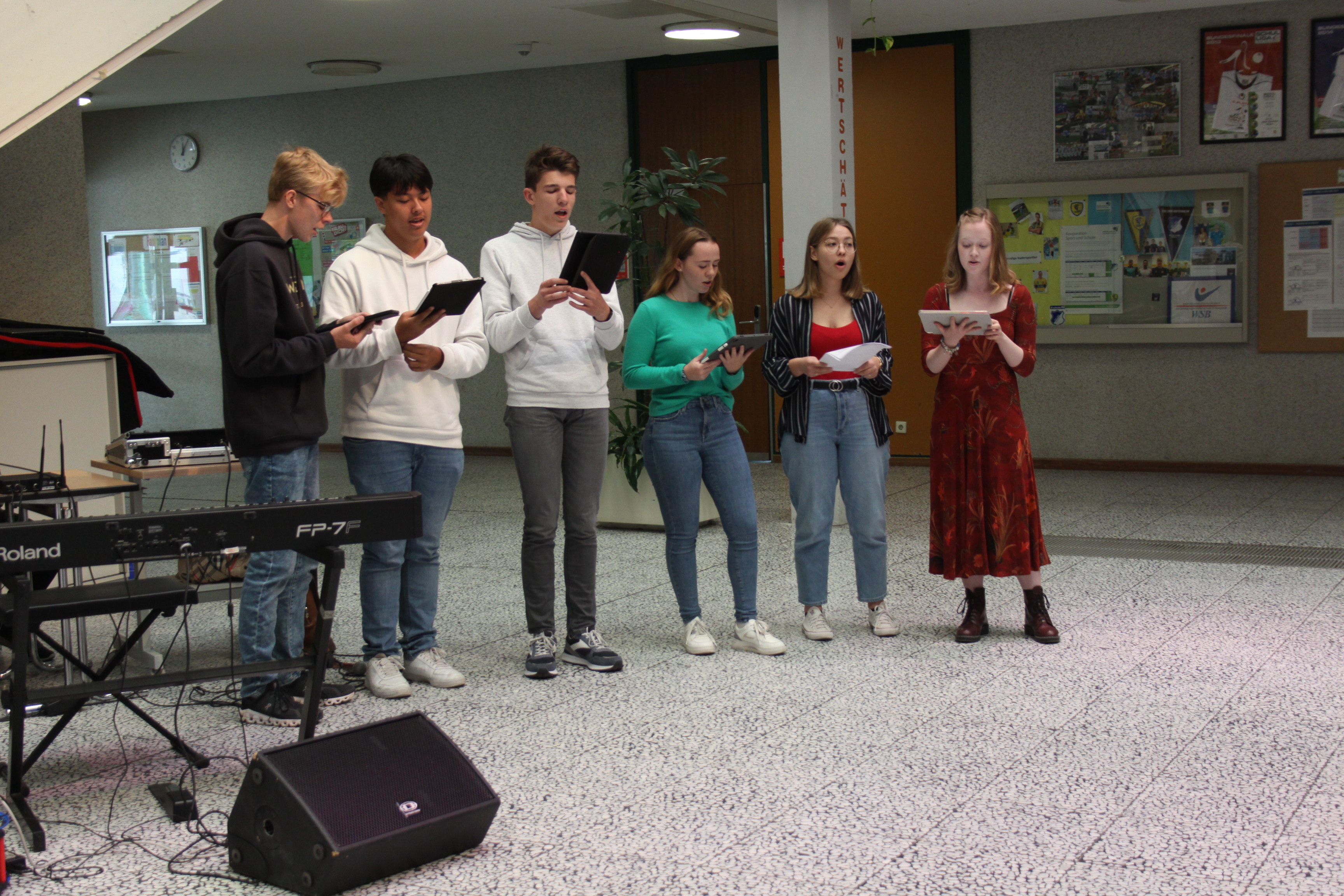  Schülerinnen und Schüler des LGÖ mit Pop-Gesang 