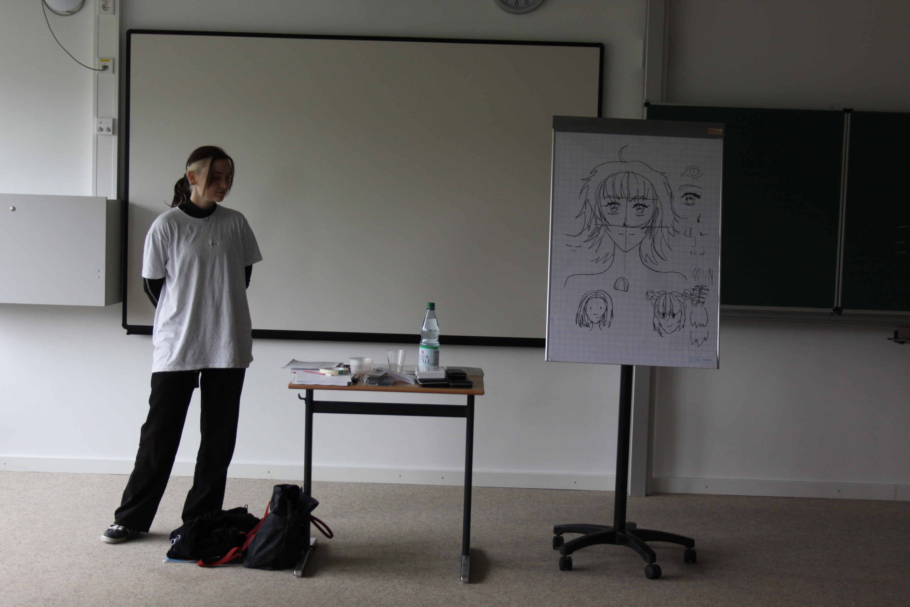  Workshop-Leiterin Lena erklärt die ersten Schritte beim Manga zeichnen 