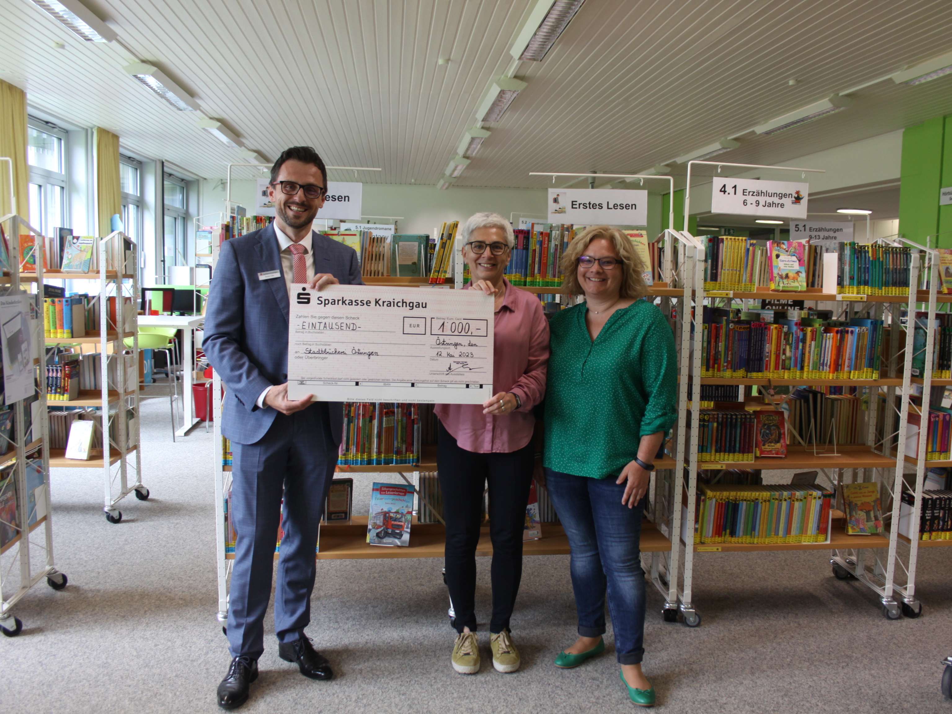  Herr Liebe überreicht Büchereileiterin Carola Zabler und ihrer Kollegin Nicola Kausch einen Scheck von 1000€ 