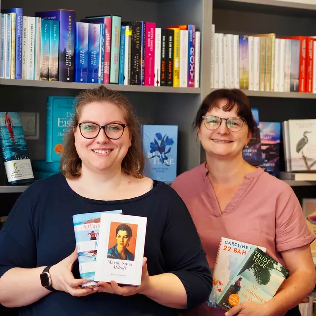 Buchhändlerinnen Carolin Wolf und Lena Bauer